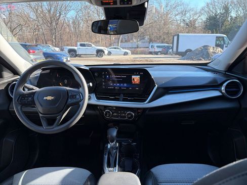 Used 2025 Chevrolet Trax LT image 31