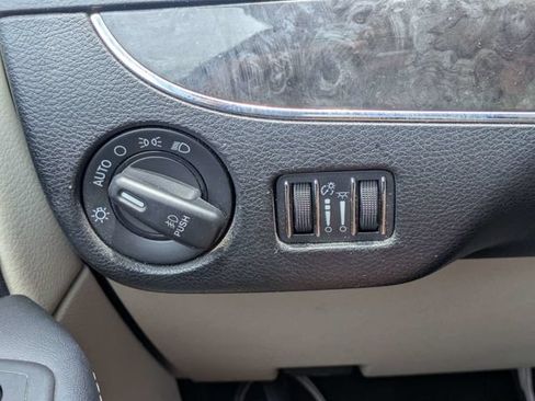 Used 2016 Chrysler Town & Country Touring FWD image 22