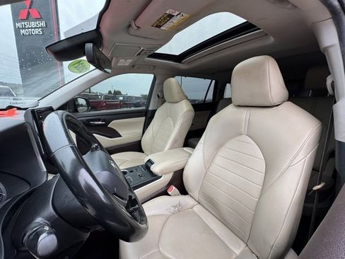 Used 2021 Toyota Highlander XLE image 21
