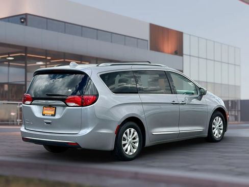 Used 2018 Chrysler Pacifica Touring-L w/ Advanced Safetytec Group FWD image 10
