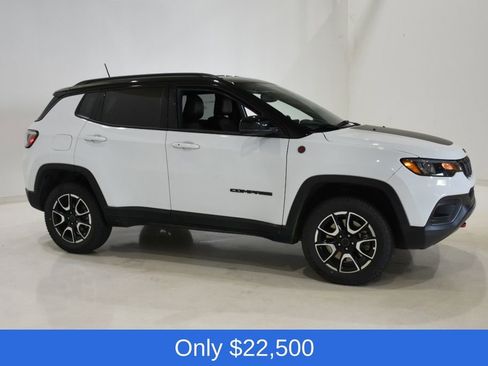 Used 2025 Jeep Compass Trailhawk AWD/4WD image 3