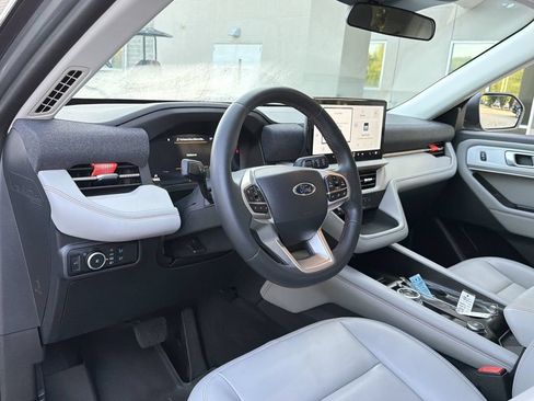Used 2025 Ford Explorer Active w/ Active Comfort Package RWD image 16