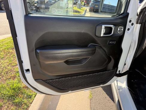 Used 2023 Jeep Wrangler Unlimited Rubicon AWD/4WD image 32