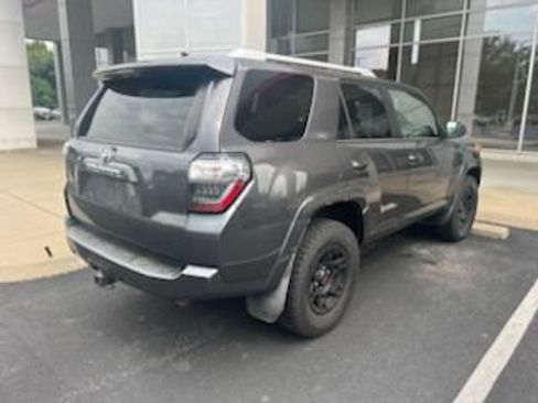 Used 2017 Toyota 4Runner SR5 AWD/4WD image 5