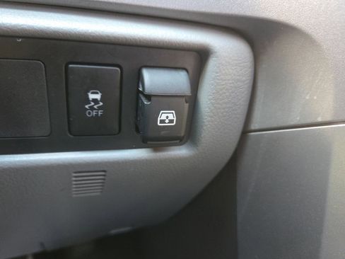 Used 2013 Toyota Tundra 4x4 CrewMax w/ SR5 Pkg image 31