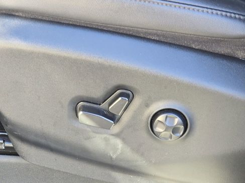 Used 2024 Chrysler Pacifica Touring-L image 12