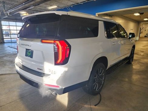 Used 2025 GMC Yukon XL Denali w/ Advanced Technology Package image 4