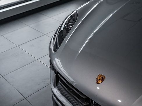 Certified 2025 Porsche Macan image 32