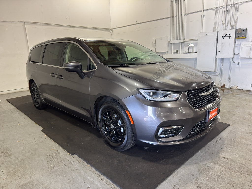 Used 2023 Chrysler Pacifica Touring-L FWD image 1