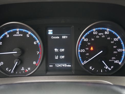 Used 2018 Toyota RAV4 XLE FWD image 16