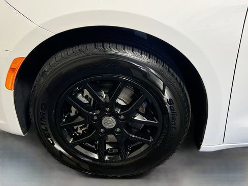 Used 2025 Chrysler Pacifica Select image 13