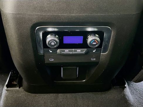 Used 2025 GMC Yukon XL Denali AWD/4WD image 26