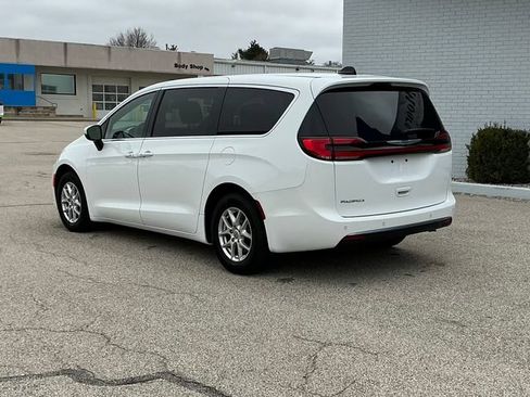 Used 2023 Chrysler Pacifica Touring FWD image 3