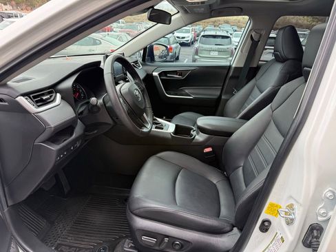 Used 2022 Toyota RAV4 XLE Premium image 12