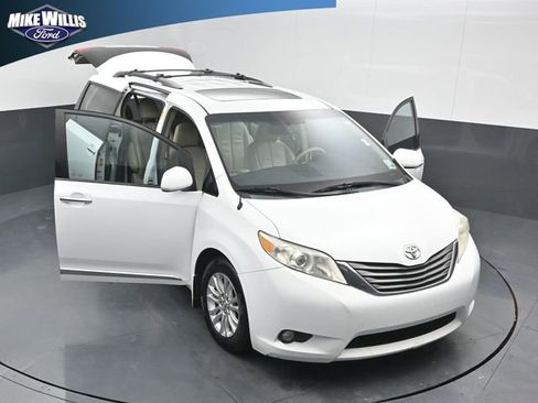 Used 2013 Toyota Sienna XLE image 25