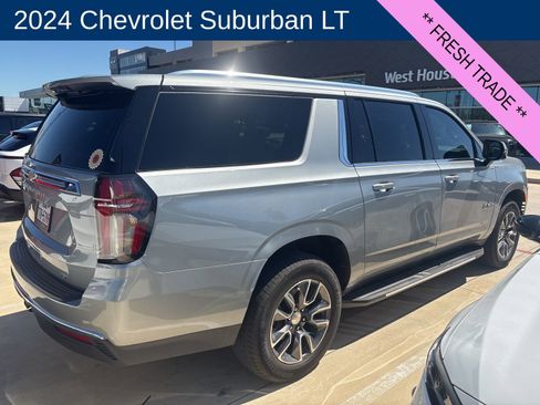 Used 2024 Chevrolet Suburban LT w/ Luxury Package image 2