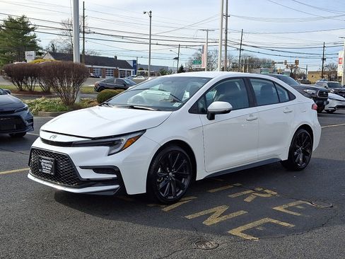 Used 2025 Toyota Corolla SE w/ Convenience Package image 3