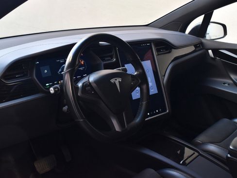 Used 2018 Tesla Model X 75D image 17