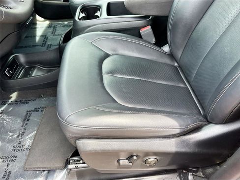 Used 2025 Chrysler Pacifica Select FWD image 19
