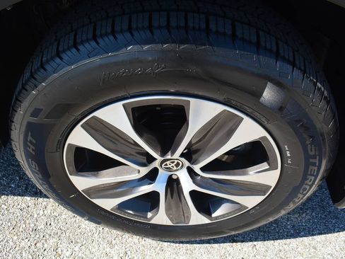Used 2022 Toyota Highlander XLE AWD/4WD image 28
