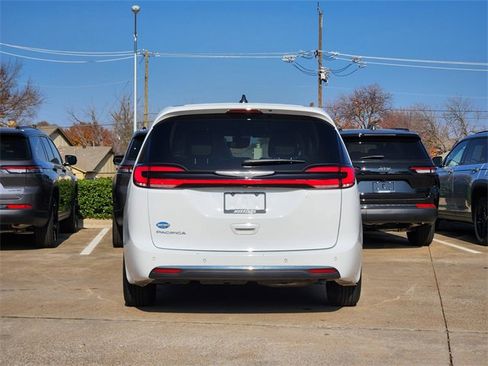 Used 2024 Chrysler Pacifica Touring-L image 6