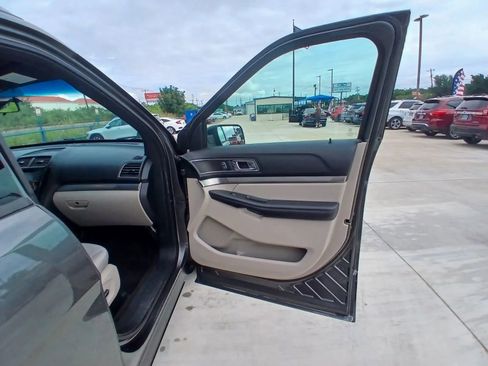 Used 2018 Ford Explorer XLT FWD image 17