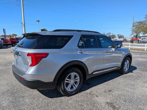 Used 2023 Ford Explorer XLT RWD image 4