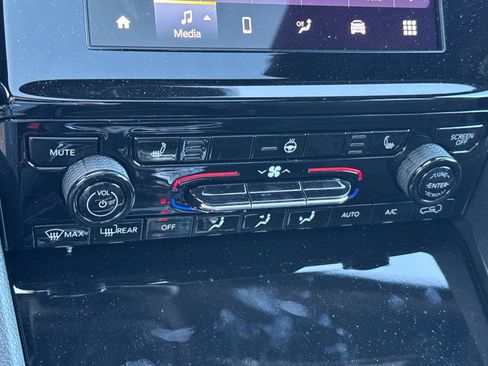 Used 2025 Jeep Grand Cherokee Laredo X w/ Luxury Tech Group I RWD image 28