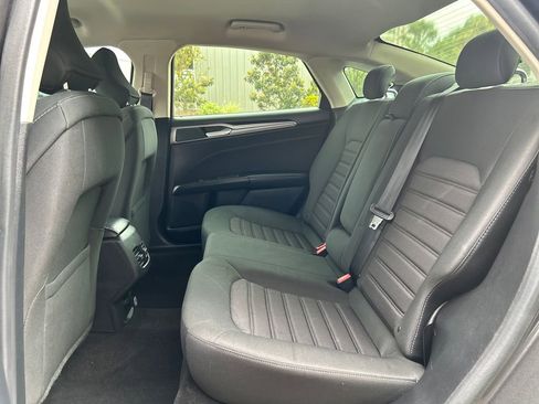 Used 2019 Ford Fusion SE FWD image 10