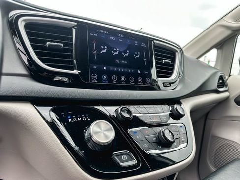 Used 2020 Chrysler Pacifica Touring-L Plus w/ Advanced Safetytec Group FWD image 18