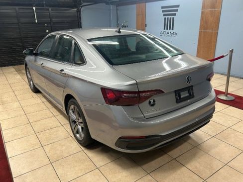 Used 2022 Volkswagen Jetta SE image 3
