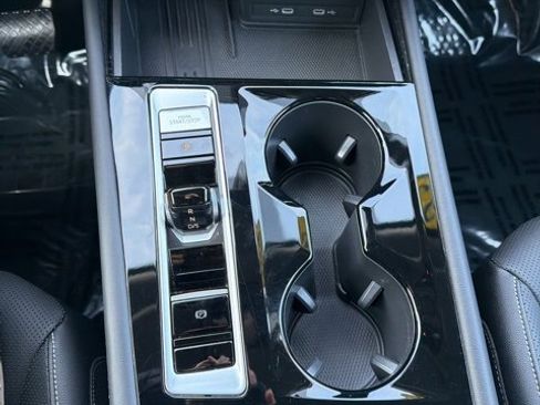 Used 2025 Volkswagen Atlas SE image 12