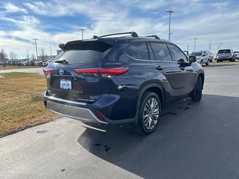 Used 2022 Toyota Highlander Platinum image 3