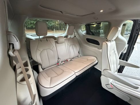 Used 2020 Chrysler Pacifica Limited image 15