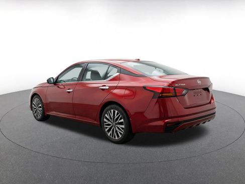 Used 2025 Nissan Altima 2.5 SV FWD image 11