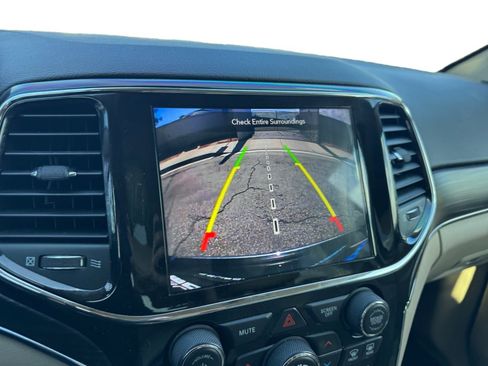 Used 2022 Jeep Grand Cherokee Limited image 13