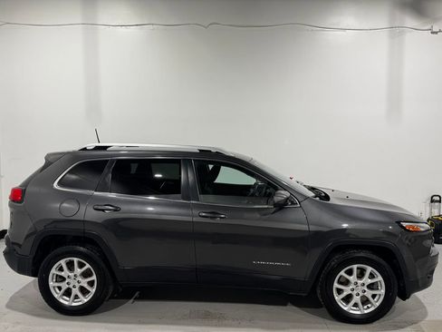 Used 2017 Jeep Cherokee Latitude w/ Cold Weather Group AWD/4WD image 20