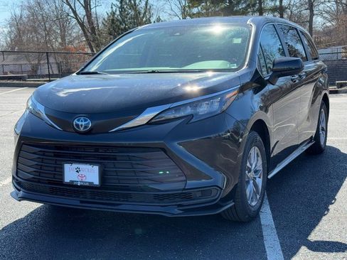 Certified 2024 Toyota Sienna LE image 11