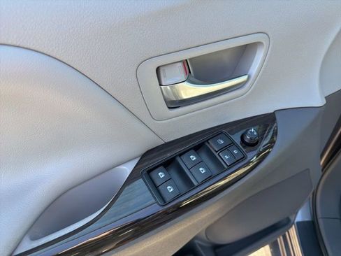 Used 2019 Toyota Sienna XLE image 12