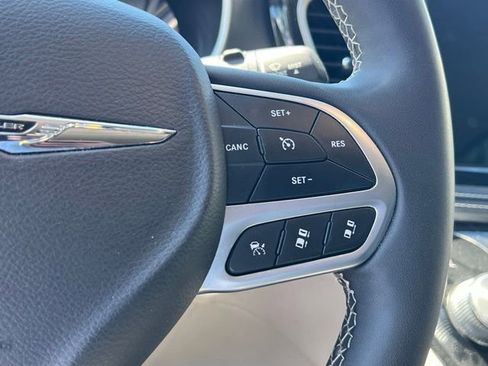 Used 2023 Chrysler Pacifica Touring-L FWD image 16
