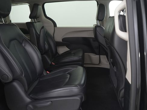 Used 2023 Chrysler Pacifica Touring-L image 12