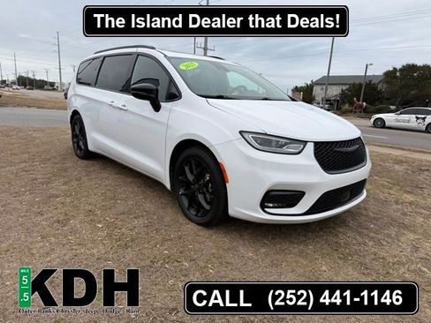 Certified 2025 Chrysler Pacifica Limited image 1