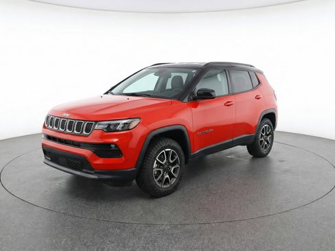 Used 2025 Jeep Compass Trailhawk image 3