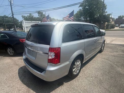 Used 2012 Chrysler Town & Country Touring-L w/ Entertainment Group #2 FWD image 6