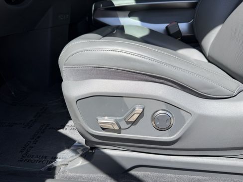 Used 2024 Kia EV9 Light Long Range RWD image 31