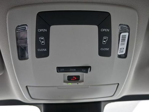 Used 2025 Toyota Sienna LE image 19