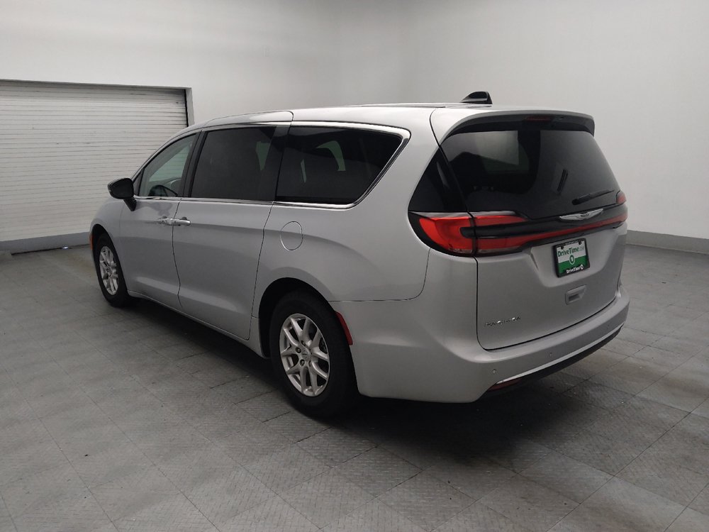 Used 2024 Chrysler Pacifica Touring-L FWD image 5