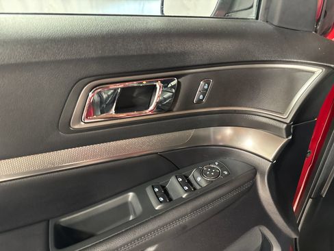 Used 2019 Ford Explorer XLT w/ Equipment Group 202A AWD/4WD image 17