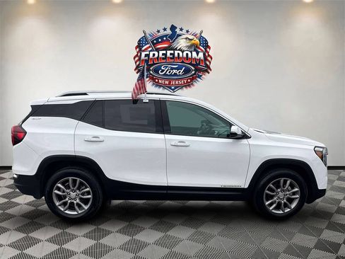 Used 2024 GMC Terrain SLT AWD/4WD image 4