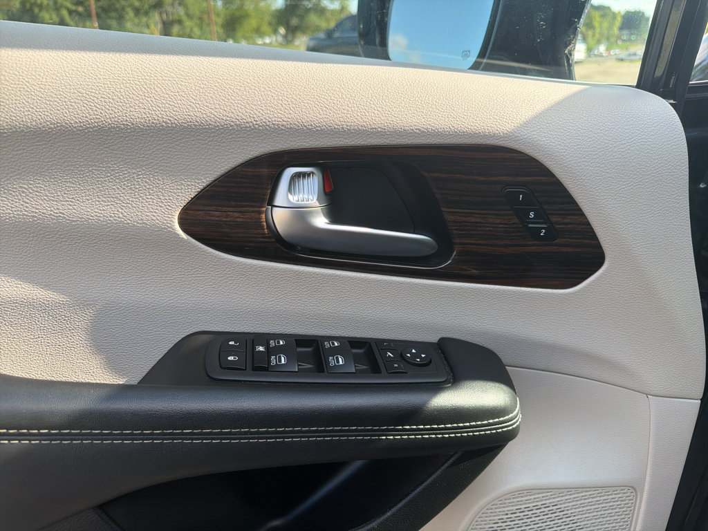 Used 2023 Chrysler Pacifica Limited FWD image 26